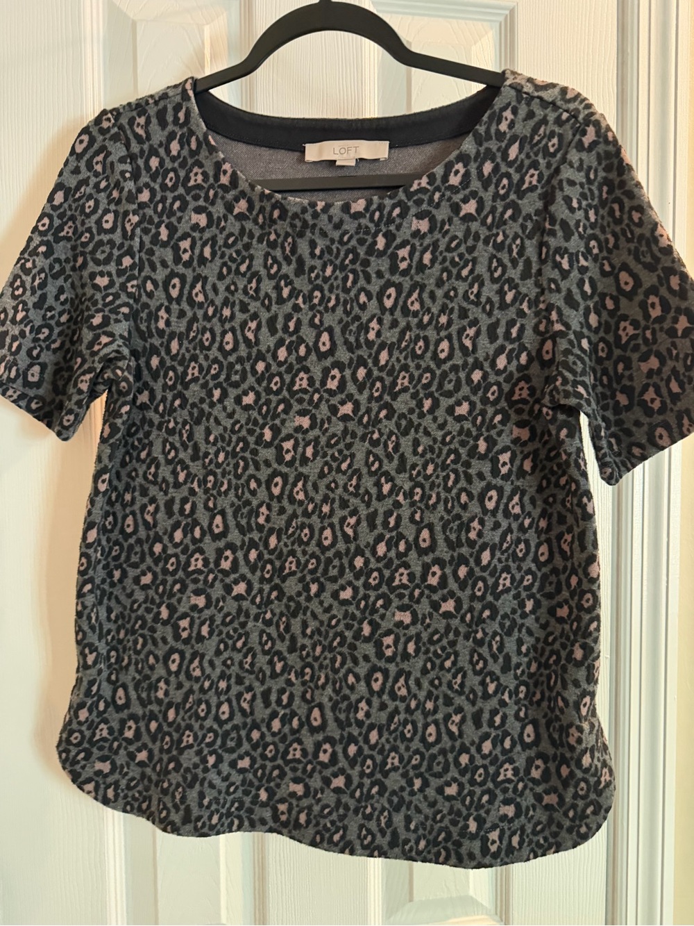 LOFT Women's Scoop Neck Leopard Print Tee in Charcoal and Dusty Pink